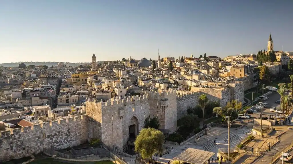 <Authentic Tours with Local Guides