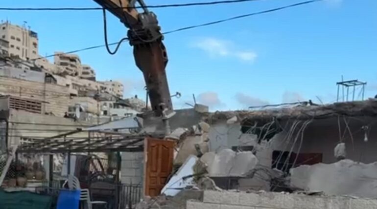 Occupation authorities force Jerusalemite to demolish his home in East Jerusalem town of Silwan