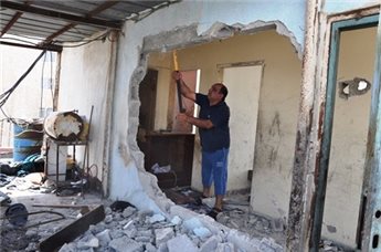 Occupation municipality forces Jerusalemite resident to self-demolish his home in East Jerusalem area